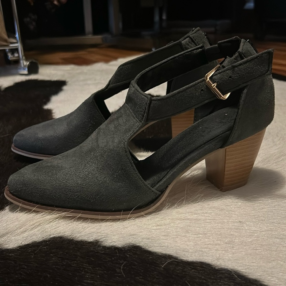 NEVER WORN! Chic European Blue Gray Suede Pumps with Gold Buckle